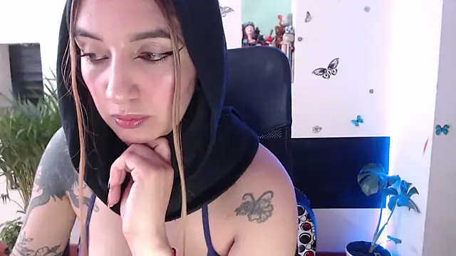 Snapshot of Lia-mitch chatting on November 4, 6:44 pm Lia-mitch online show from November 4, 6:44 pm