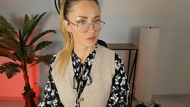 Snapshot of LadyIzabel chatting on February 22, 4:40 am LadyIzabel online show from February 22, 4:40 am