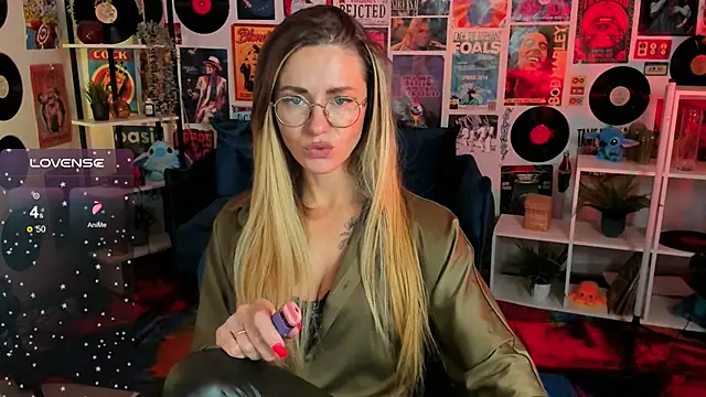 Snapshot of LadyIzabel chatting on February 19, 10:45 am LadyIzabel online show from February 19, 10:45 am