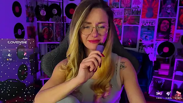Snapshot of LadyIzabel chatting on December 21, 9:01 am LadyIzabel online show from December 21, 9:01 am