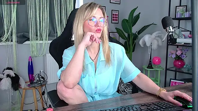 LadyIzabel online show from May 13, 11:39 am