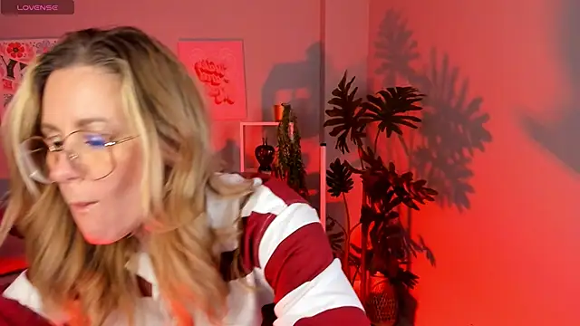 Snapshot of LadyIzabel chatting on February 13, 2:50 pm LadyIzabel online show from February 13, 2:50 pm