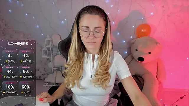 Snapshot of LadyIzabel chatting on February 15, 5:41 am LadyIzabel online show from February 15, 5:41 am