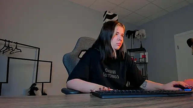 AliceSunday online show from November 25, 2:01 am