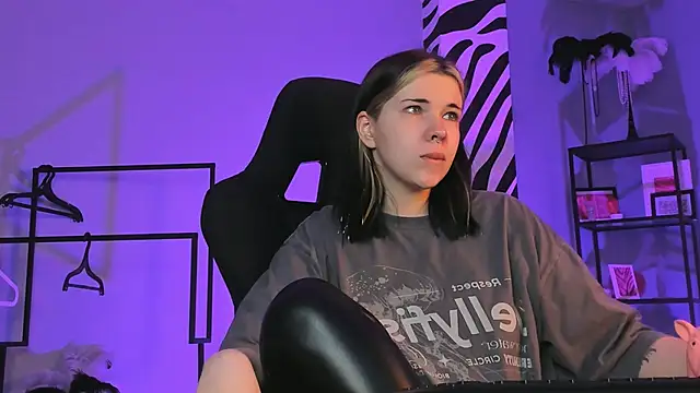 AliceSunday online show from November 6, 2:04 am