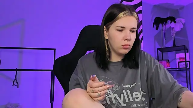 AliceSunday online show from November 7, 1:54 am