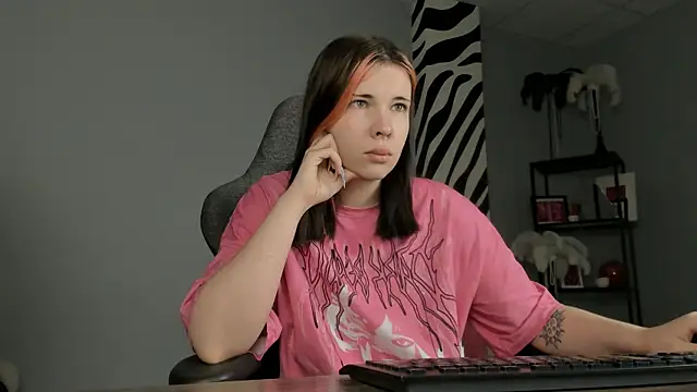 AliceSunday online show from December 18, 2:05 am