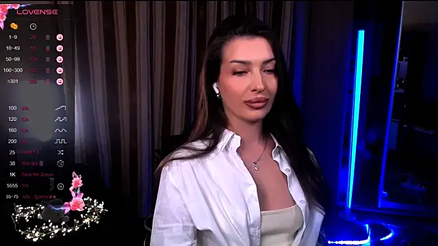 Snapshot of Laura_Bess chatting on May 6, 8:13 pm Laura Bess online show from May 6, 8:13 pm