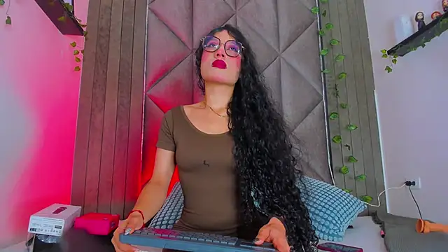 Snapshot of BriaConner_ chatting on June 6, 3:01 am BriaConner online show from June 6, 3:01 am