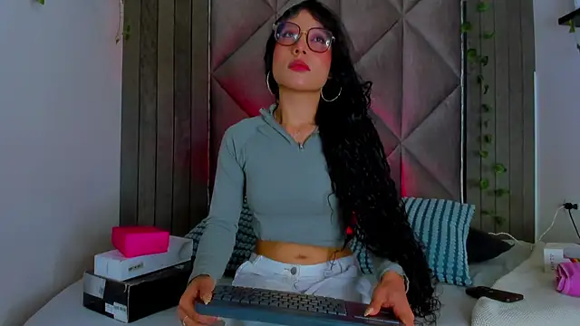 Snapshot of BriaConner_ chatting on July 18, 2:53 am BriaConner online show from July 18, 2:53 am