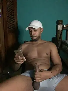 Snapshot of Pinocchiu chatting on December 10, 10:47 pm Pinocchiu online show from December 10, 10:47 pm