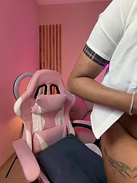 MadeleineSanez online show from May 7, 6:33 pm