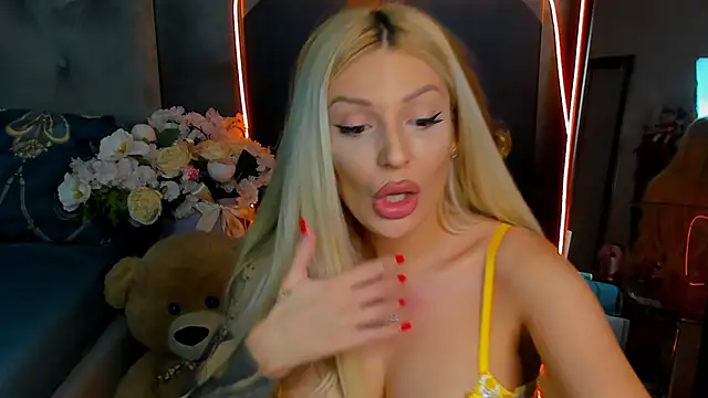 glossy blondegirl online show from October 8, 1:23 pm