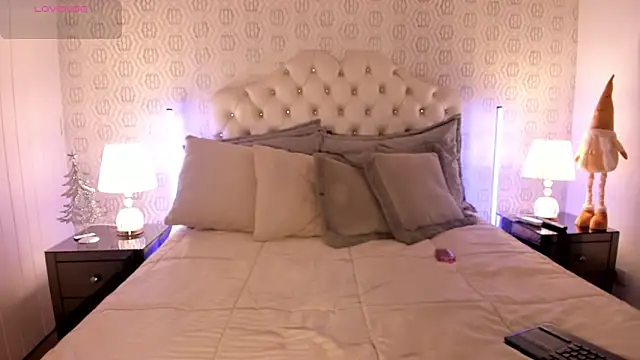 AriRobert  online show from December 22, 3:39 am