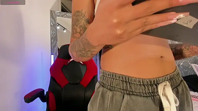 AriRobert  online show from November 4, 3:32 am