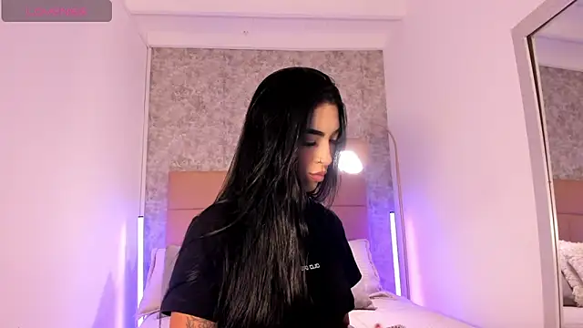 AriRobert  online show from November 28, 7:03 pm