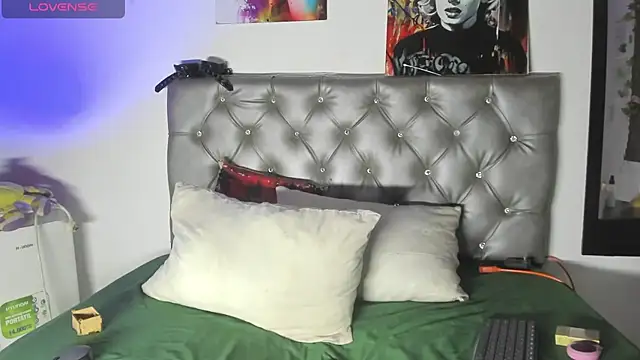 Snapshot of YUKIODAVIS chatting on December 4, 4:15 am YUKIODAVIS online show from December 4, 4:15 am