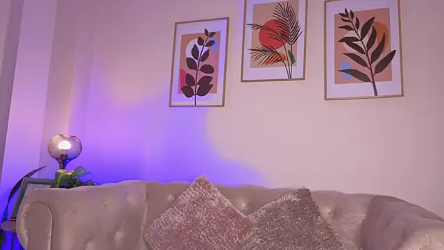 Snapshot of DahianaWalcott chatting on December 17, 8:14 pm DahianaWalcott online show from December 17, 8:14 pm