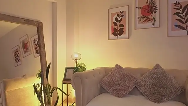 DahianaWalcott online show from April 8, 6:20 pm