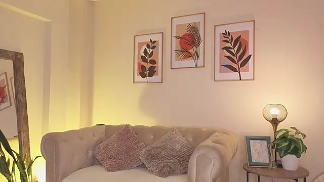 DahianaWalcott online show from April 16, 5:25 pm