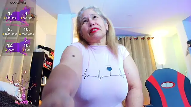 Snapshot of girl_amada chatting on October 14, 6:30 pm girl amada online show from October 14, 6:30 pm