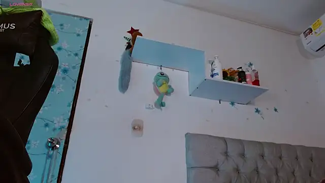 Snapshot of miss_valery2 chatting on December 15, 5:35 am miss valery2 online show from December 15, 5:35 am