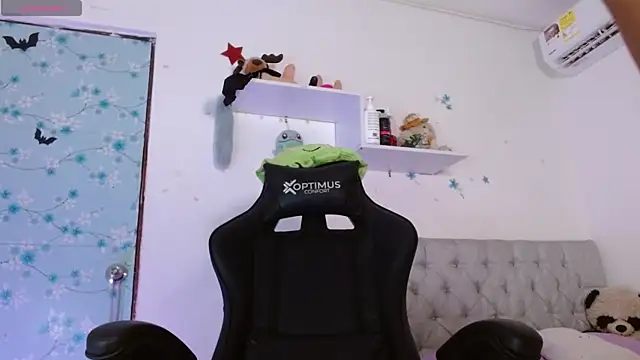 Snapshot of miss_valery2 chatting on December 4, 4:33 am miss valery2 online show from December 4, 4:33 am