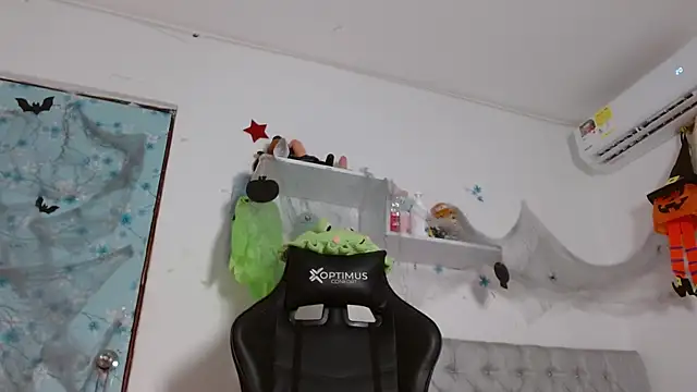 Snapshot of miss_valery2 chatting on October 28, 4:13 am miss valery2 online show from October 28, 4:13 am