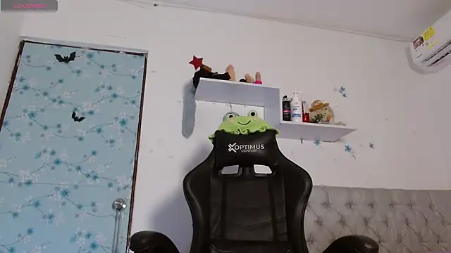 Snapshot of miss_valery2 chatting on November 16, 1:21 am miss valery2 online show from November 16, 1:21 am