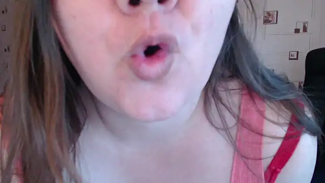 Snapshot of TasyaBigTTs chatting on December 12, 12:22 pm TasyaBigTTs online show from December 12, 12:22 pm