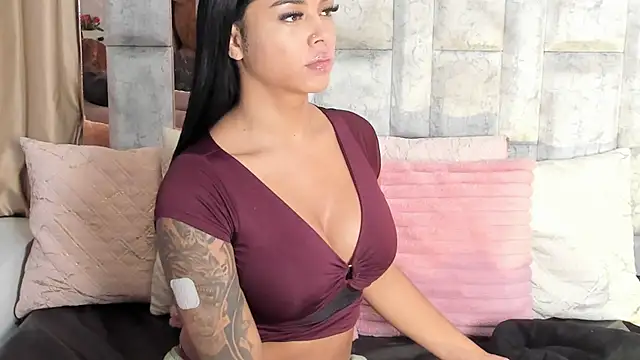Snapshot of karol_noa chatting on October 2, 11:24 am karol noa online show from October 2, 11:24 am