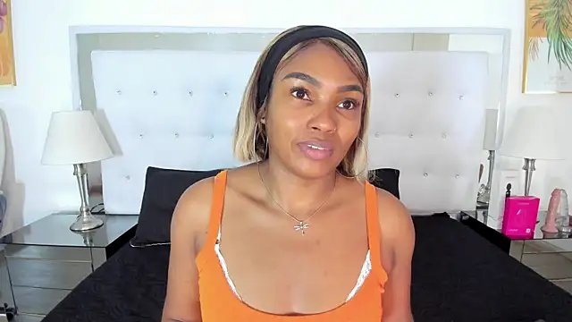 Isla Scott online show from July 9, 11:31 am