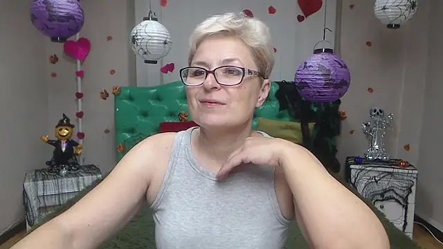 EmiliaGree online show from November 3, 6:00 pm