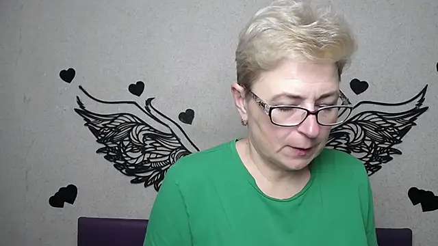 EmiliaGree online show from April 10, 5:09 pm