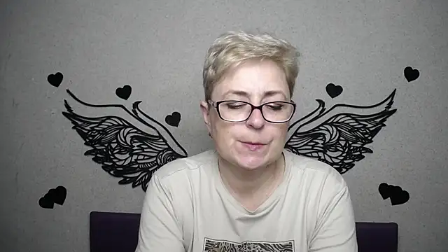 EmiliaGree online show from April 4, 5:19 pm