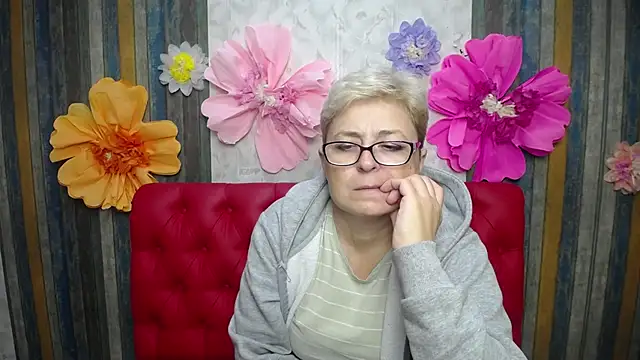 EmiliaGree online show from December 5, 6:17 pm