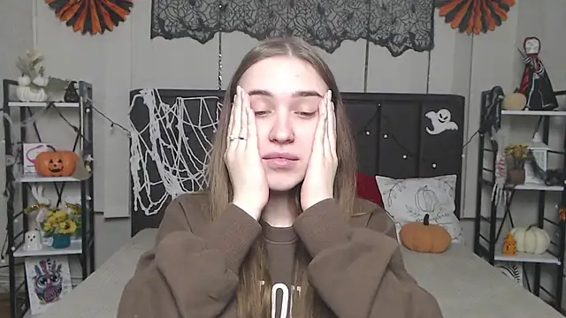 LauraHlot online show from November 10, 6:35 pm