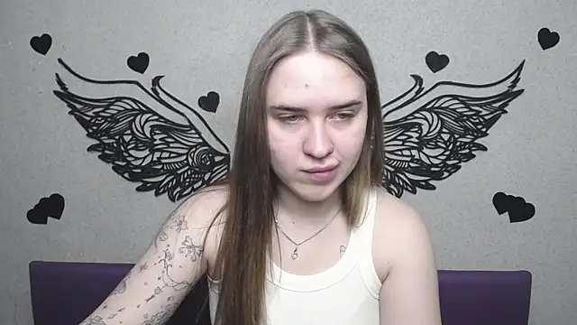 Snapshot of LauraHlot chatting on May 6, 5:44 am LauraHlot online show from May 6, 5:44 am