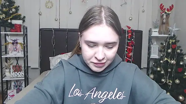 LauraHlot online show from December 19, 6:43 pm