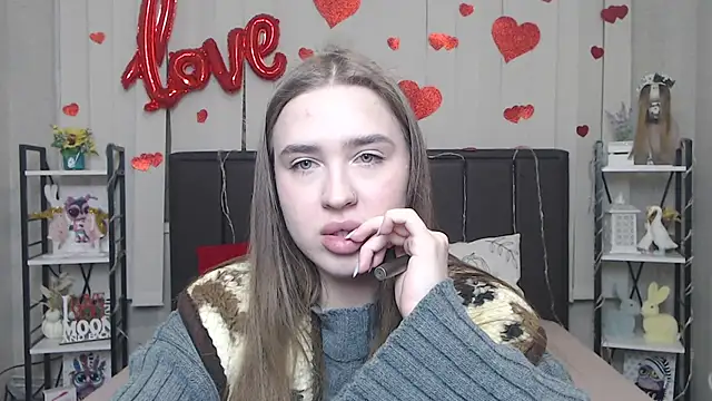 LauraHlot online show from February 4, 8:15 pm