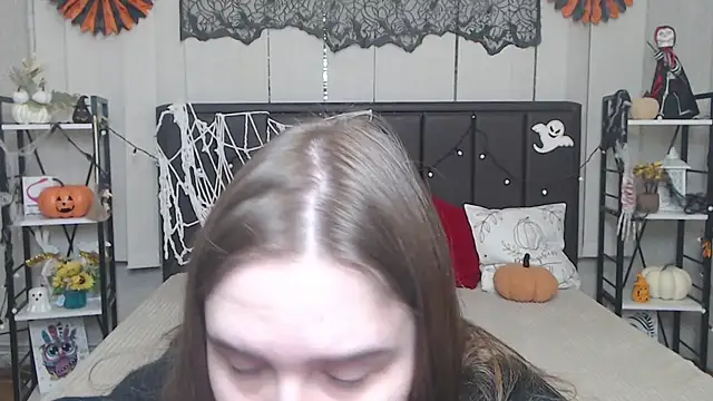 LauraHlot online show from November 9, 6:45 pm