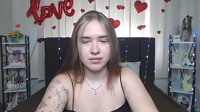 Snapshot of LauraHlot chatting on July 6, 8:21 am LauraHlot online show from July 6, 8:21 am