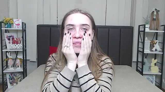 LauraHlot online show from December 5, 6:17 pm