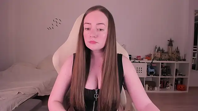 Snapshot of WalkingGirl chatting on December 14, 8:03 pm WalkingGirl online show from December 14, 8:03 pm