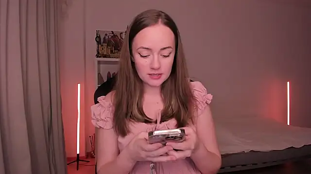 Snapshot of WalkingGirl chatting on February 5, 6:15 pm WalkingGirl online show from February 5, 6:15 pm