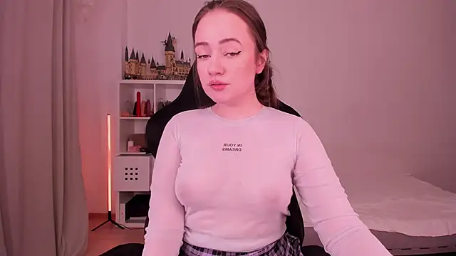 Snapshot of WalkingGirl chatting on February 27, 7:04 pm WalkingGirl online show from February 27, 7:04 pm