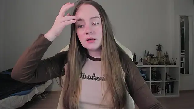 Snapshot of WalkingGirl chatting on February 9, 9:24 pm WalkingGirl online show from February 9, 9:24 pm