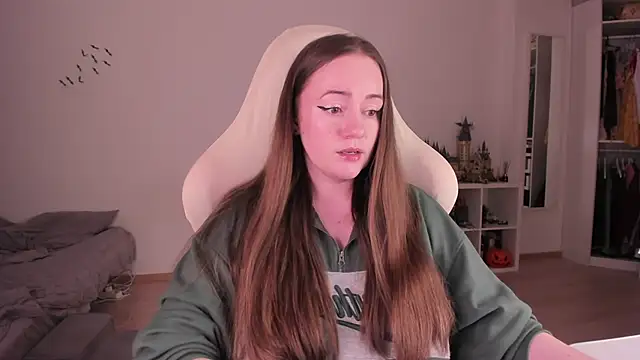 Snapshot of WalkingGirl chatting on November 28, 8:09 pm WalkingGirl online show from November 28, 8:09 pm