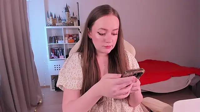 Snapshot of WalkingGirl chatting on October 18, 12:18 pm WalkingGirl online show from October 18, 12:18 pm