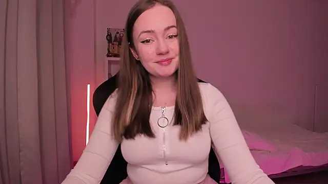 Snapshot of WalkingGirl chatting on February 6, 6:46 pm WalkingGirl online show from February 6, 6:46 pm